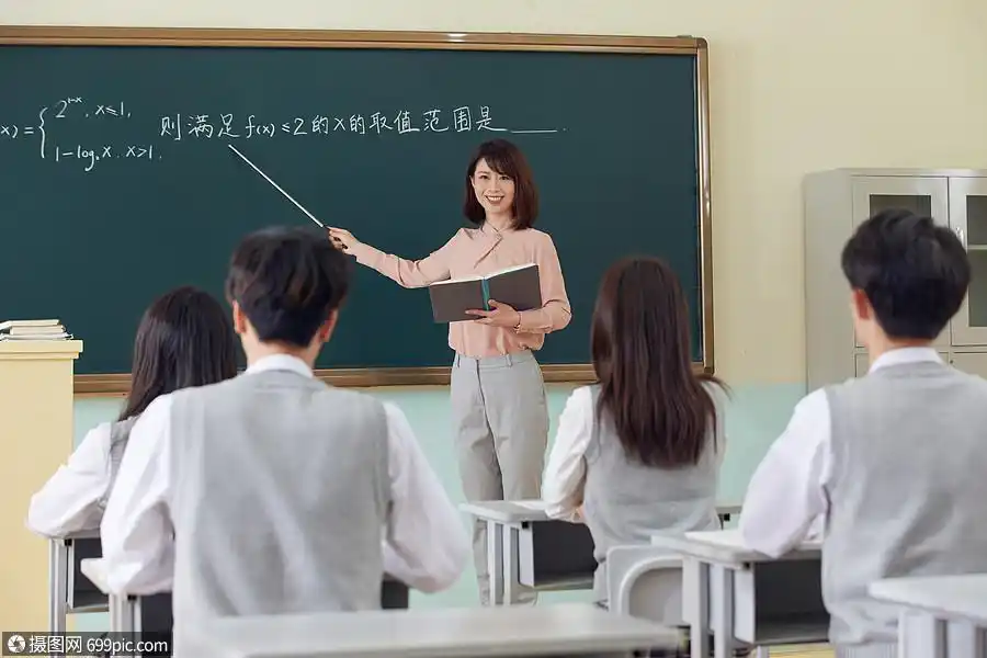 中学生认真听教师授课