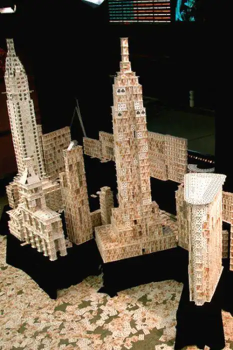 制成的扑克牌房子17张