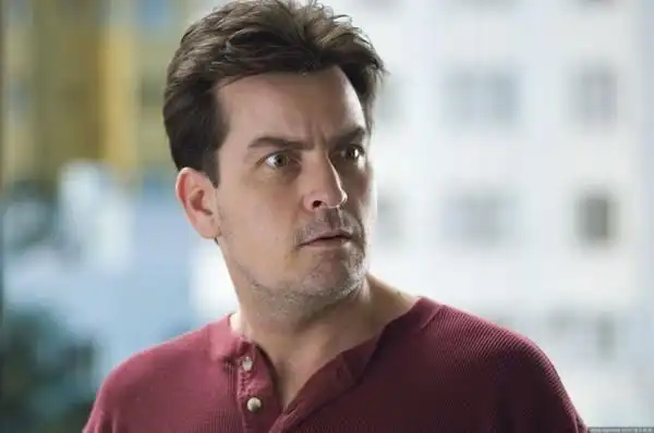 好莱坞男星查理辛(charlie sheen)曾演出《惊声尖笑3》和《惊声尖笑4