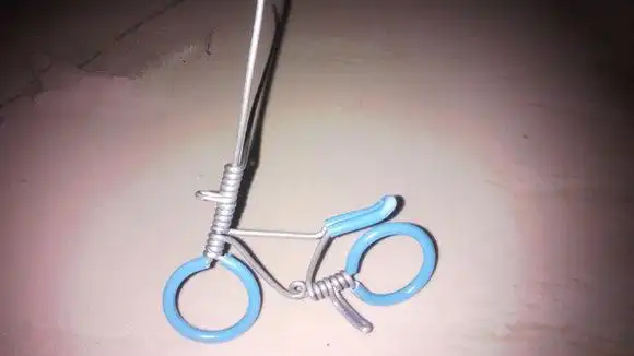 用一根铁丝做的小工艺品教程如图放入保丽龙玫瑰花苞内