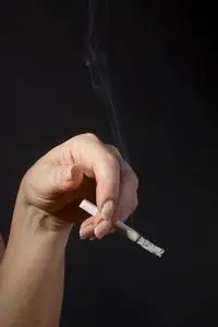 手拿着香烟图片