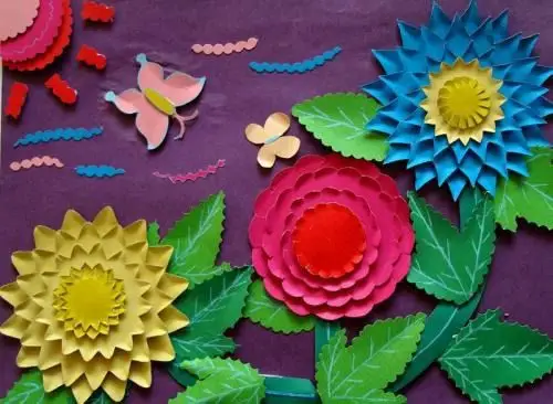 点亮快乐童年,小百花幼儿园中一班手工《花朵剪贴画》