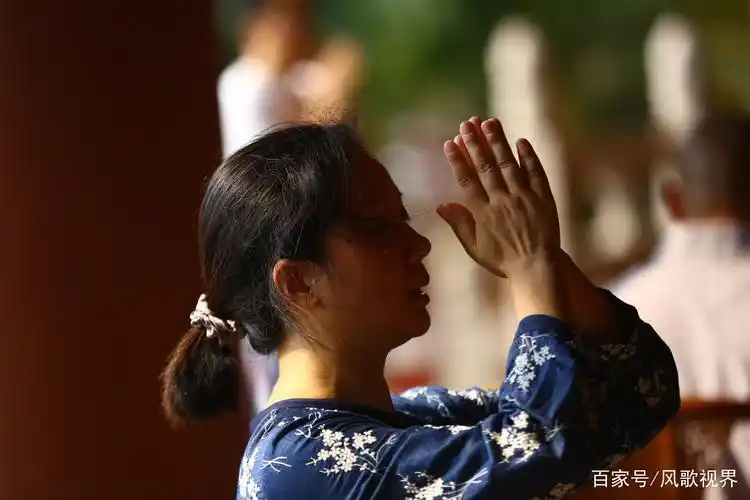 农历二月十五释迦牟尼佛涅盘日,三亚南山寺举行祈福法会