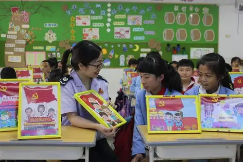 税务干部与小学生一起制作建党百年主题手工画.邬寒丹摄