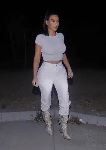 女星金·卡戴珊(kim kardashian)穿着白色牛仔裤配白色半袖,现身