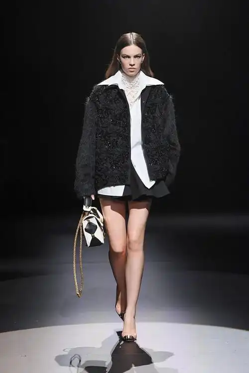 t型台valentino的浪漫不止是仙气缭绕也可以很朋克