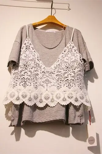 2020春夏新款宽松时尚甜美钩花镂空蕾丝吊带 短袖t恤两件套女上衣