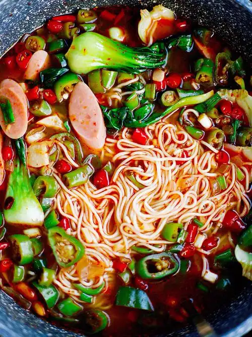 【98来碗快手过瘾辣汤面!面食党一定会爱上的夏季开胃面条吃法】