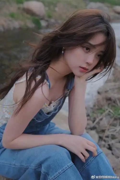 原创20岁欧阳娜娜背带裤写真曝光长发飘飘气质好清新这也太美了