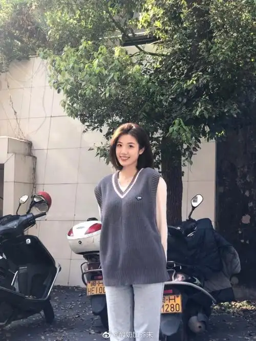 高诗岩女友与小高微博互动喜欢喝蓝色佳得乐的小后卫