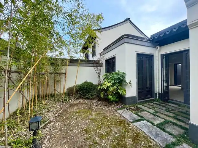 小院半亩带假山凉亭开间17米坡地中式合院绿城安吉桃花源