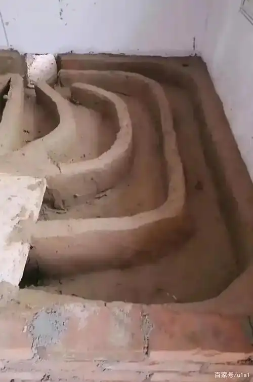 位女子特别想睡东北的炕,于是就花1000块钱请了一位师傅,把炕砌好之后