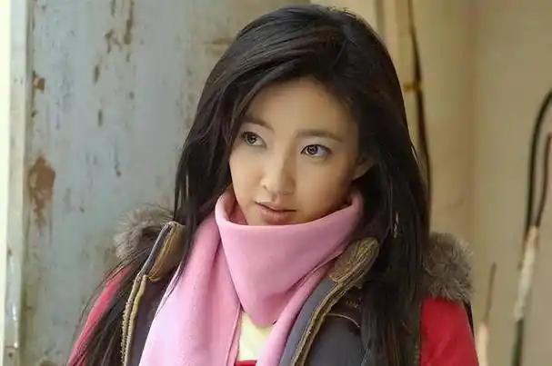 王丽坤首登央视春晚,与乔振宇八年情缘闪耀全场,却遭网友质疑_观众