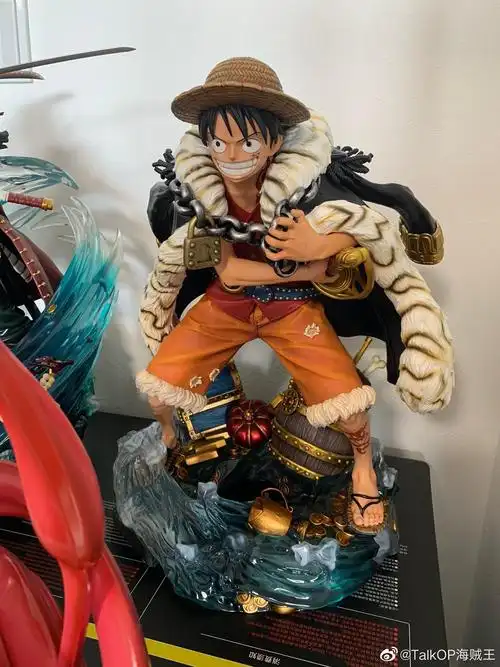 官方的海贼王大型雕像级手办路飞索隆女帝合照