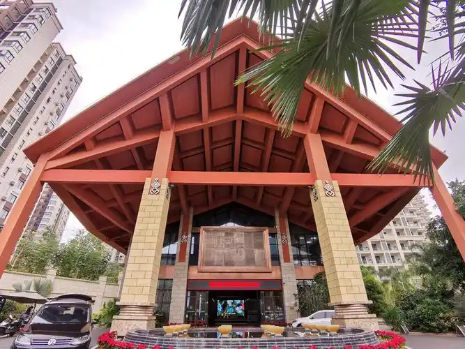 酒店位于丽景湾,漂亮气派,安静舒适,干净整洁,没有异味