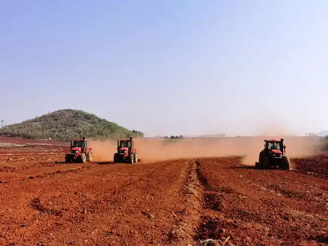 红河州弥勒烟区机械化整地现场