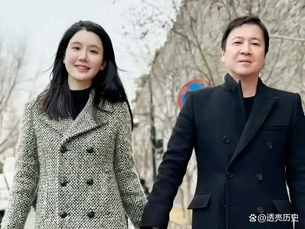 赖文峰近照:抽雪茄,喝5万元的酒有点落寞,现任妻子比他小23岁