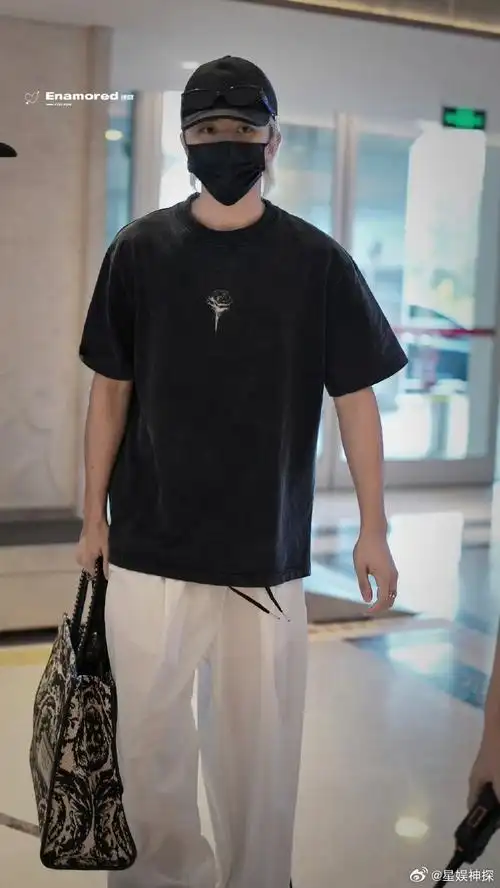 蔡徐坤裤兜发光##蔡徐坤的裤子好透