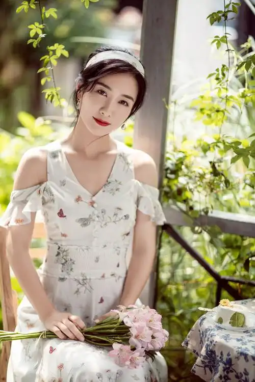 陶昕然户外大片来袭 夏秋之交邂逅法式复古浪漫