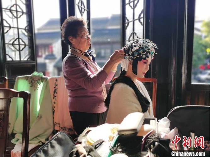 图为一位昆曲演员正在化妆等待上台演出.(资料图) 钟升 摄