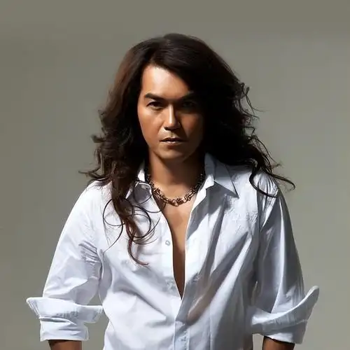 边走路边晃头发的那个男人(男人光脚走路的好处)