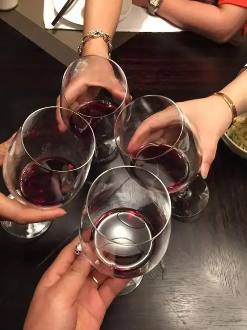 干杯吧姐妹们,我们五月四号不见不散