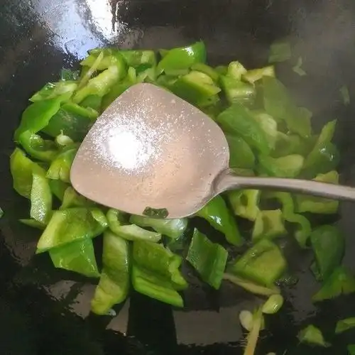 第8步,加入适量盐翻炒.