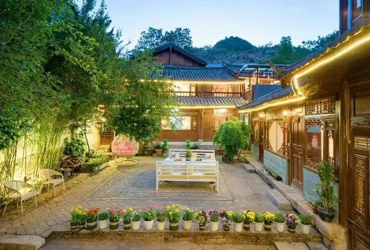 束河古镇纳西院落·二楼·带阳台温馨大床房_丽江民宿-美团民宿