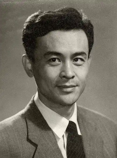 其实在北京人艺老一辈艺术家中,也有一位长相无比帅气的男演员.