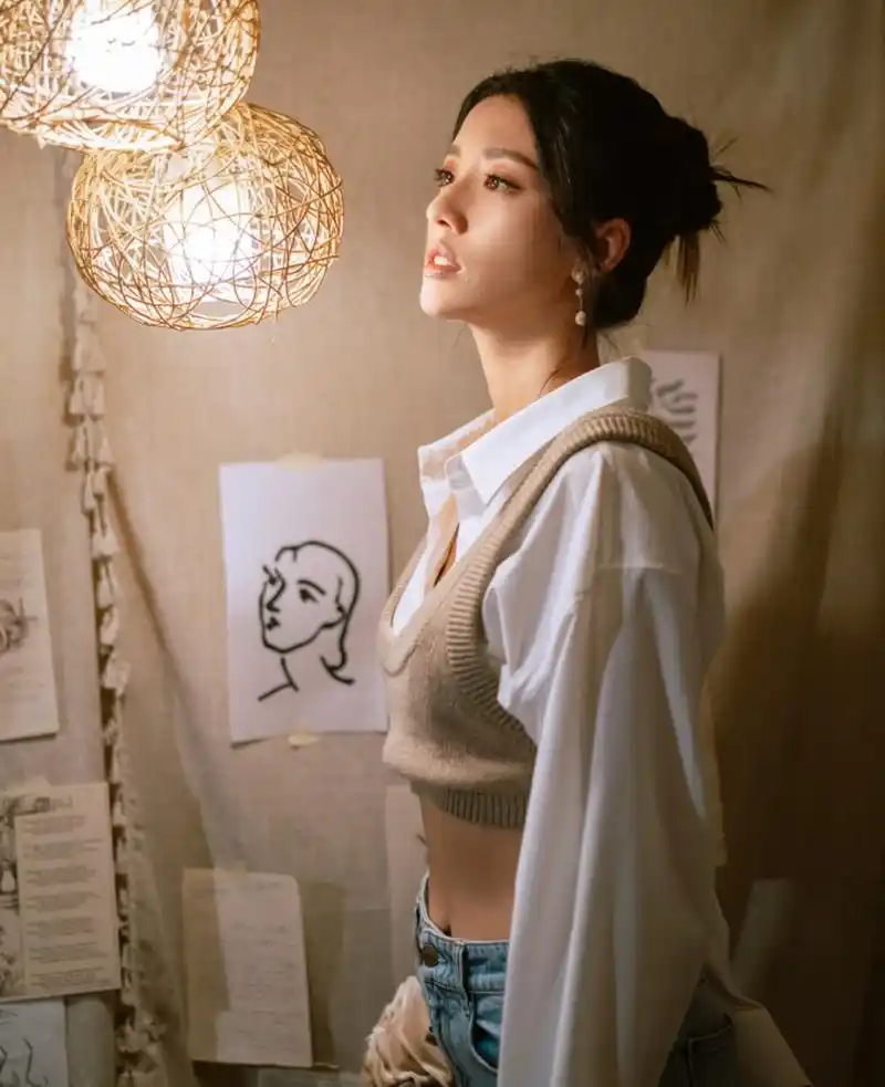 身材高挑,容颜秀丽的#蔡思贝# 清新靓丽,时尚迷人,娴静端庄,性感迷人.