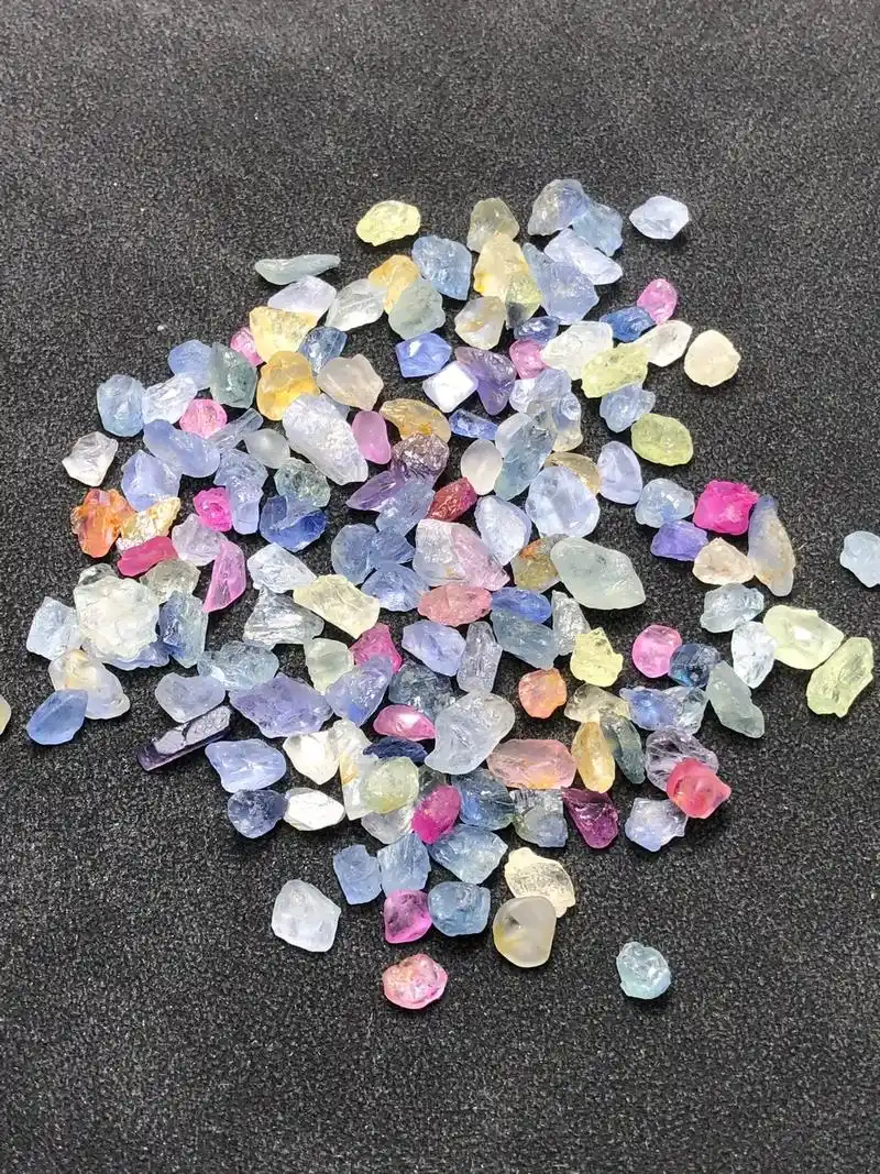 缅甸抹谷天然无烧彩色蓝宝石原石 刚玉原石.共100克拉 大小 - 抖音