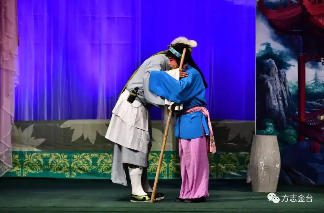 中华人民共和国成立70周年暨建团60周年汇报演出在王实甫大剧院开演