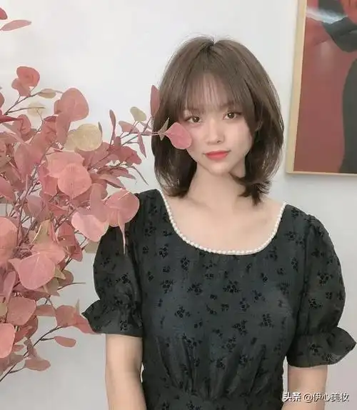 合适脸型:鹅蛋脸,瓜子脸,圆脸发型特色:要提及2020年最浪漫性感的短发
