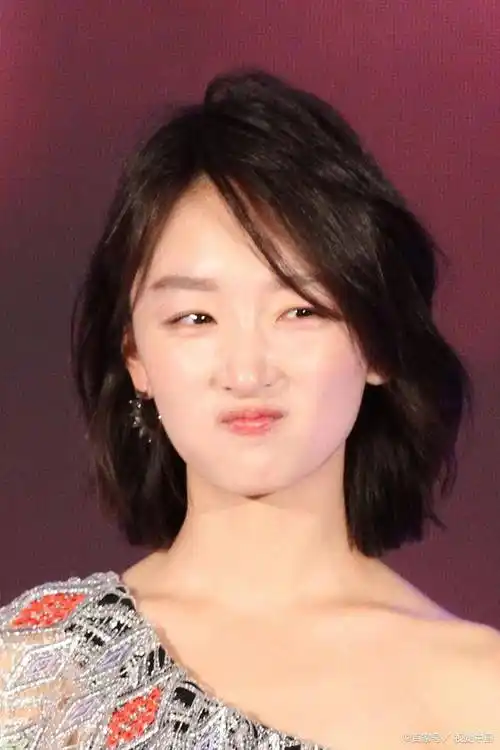 南充化妆培训学校告诉你,周冬雨小眼睛化妆技巧_眉毛_自然_光彩