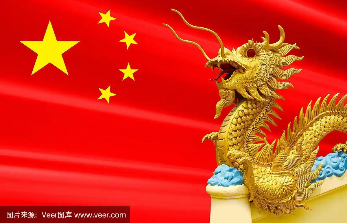 红色背景上的中国龙雕塑