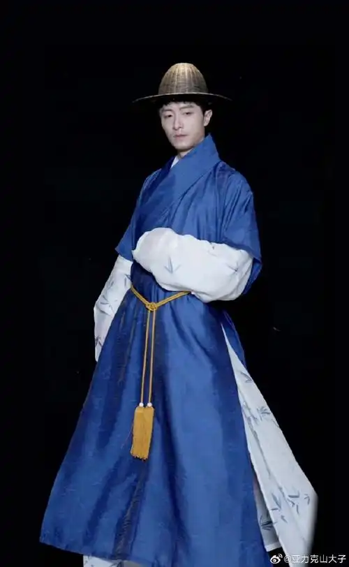 汉服男装搭配 明初衣服形制:直裰 打褶长衫 褡护 罩甲首服形制:瓦楞帽