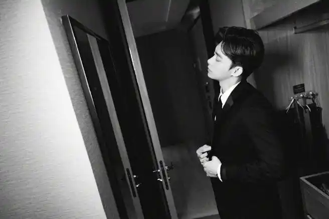 李易峰百花奖黑白大片#李易峰受邀出席#百花奖#,他怎么可以做到靡一