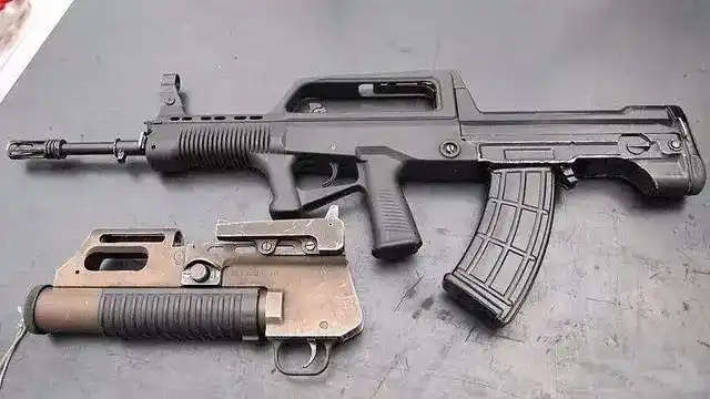 那就是97式突击步枪,这把枪是从中国军队通用的95式突击步枪衍生而来