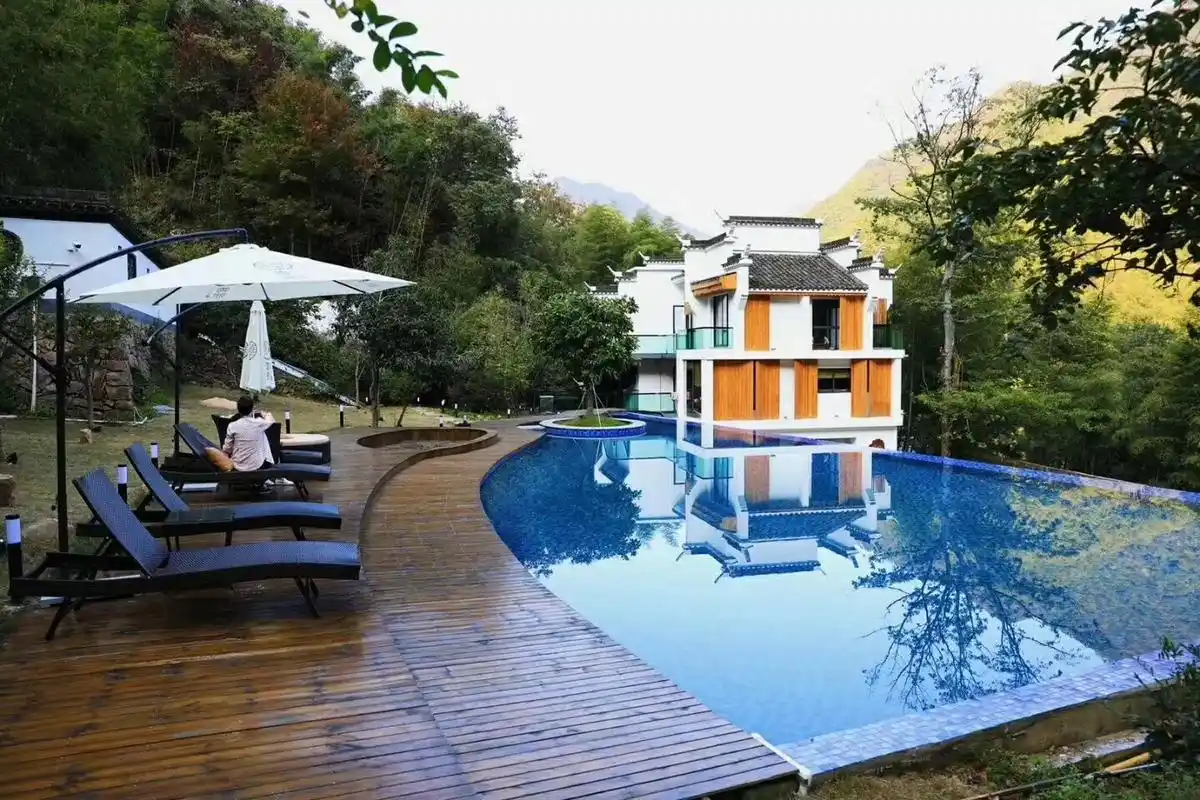 杭州临安雲熙民宿坐落在太湖源东坑楂岭脚78号,风光秀丽,依山傍水