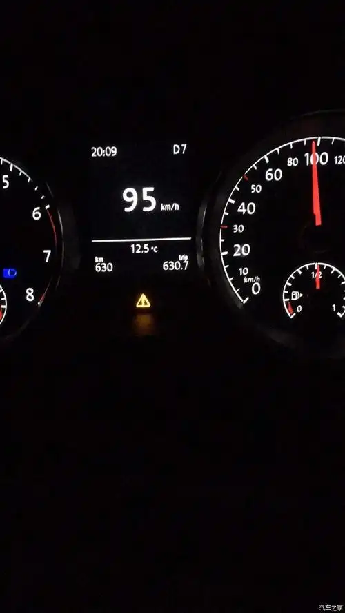 高尔夫新车行驶途中出现三角形黄色感叹号是什么意思