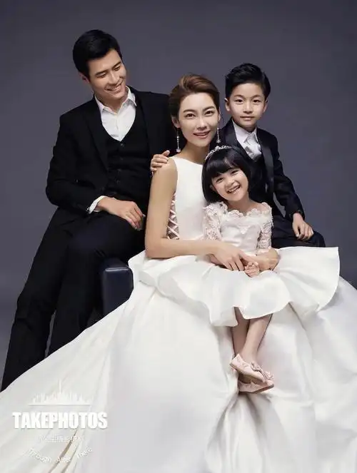 亲子照一家四口儿女双全温馨又美好