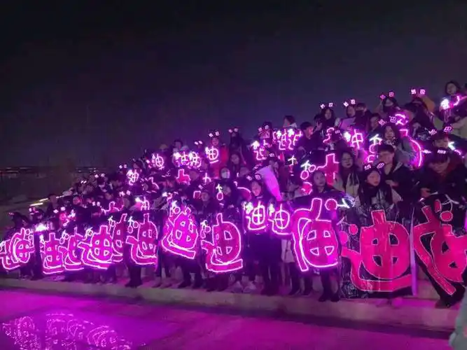 迪丽热巴玫红海