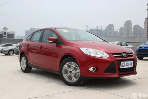 福克斯三厢外观-糖果红