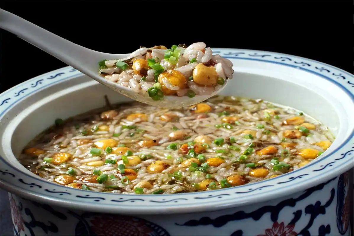 土家油茶:吃在嘴里,让人食欲大增,是具有浓厚地方特色的美味佳肴.