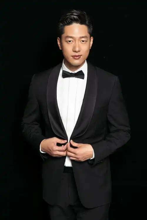 颜值在线! 凌潇肃亮相盛典电眼迷人