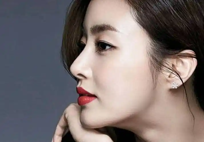 鼻子既然动过,就不能在阳光下拍照?看看杨颖,你就全明白了!