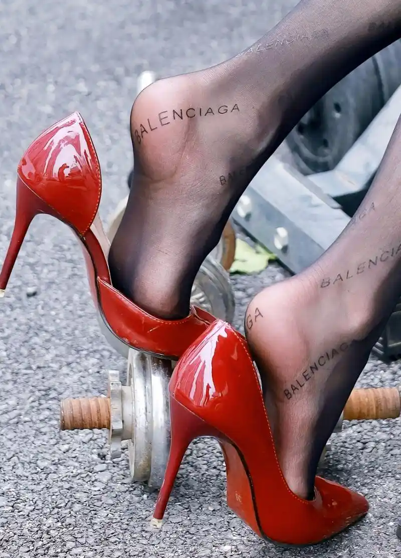 巴黎世家黑丝搭配 漆皮红色高跟鞋太绝了#丝袜# #高跟鞋