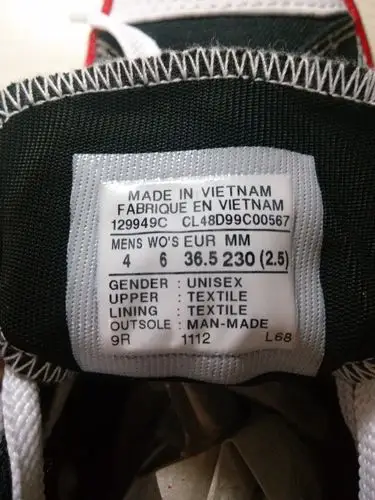 20 在一家专门卖潮流服装店看见了一双匡威高帮帆布鞋.鞋舌上有布标,.