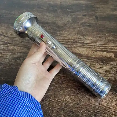 2004年库存家用老式复古手电筒电池铁质铁皮黄光灯珠怀旧胎教小型