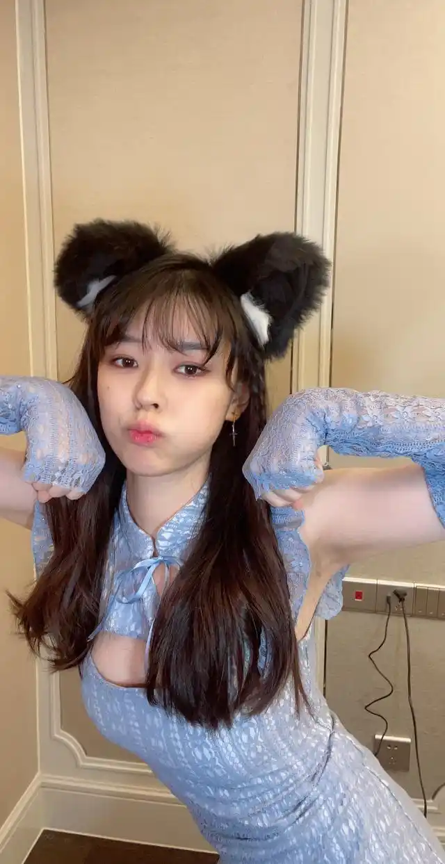 沫子晒性感照片蕾丝半开襟连衣裙太吸睛粉丝挤的属实辛苦